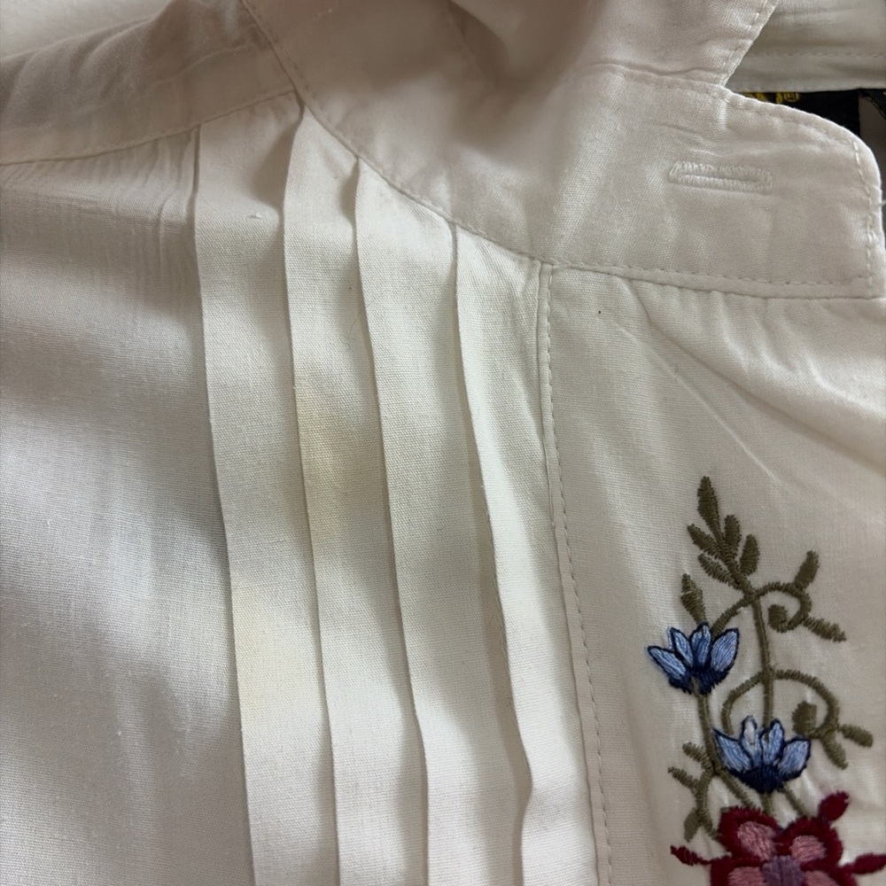 Embroidered white button down top - Picture 4 of 4